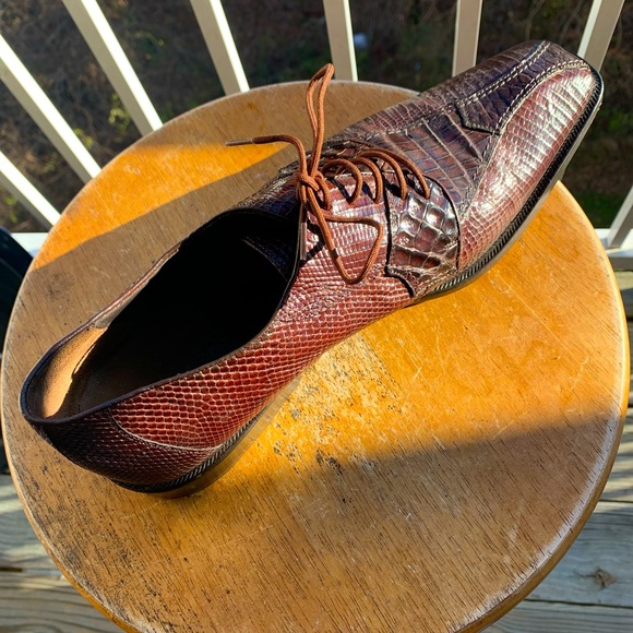 Hello I’m selling a pair of Belvedere Alligator shoes.